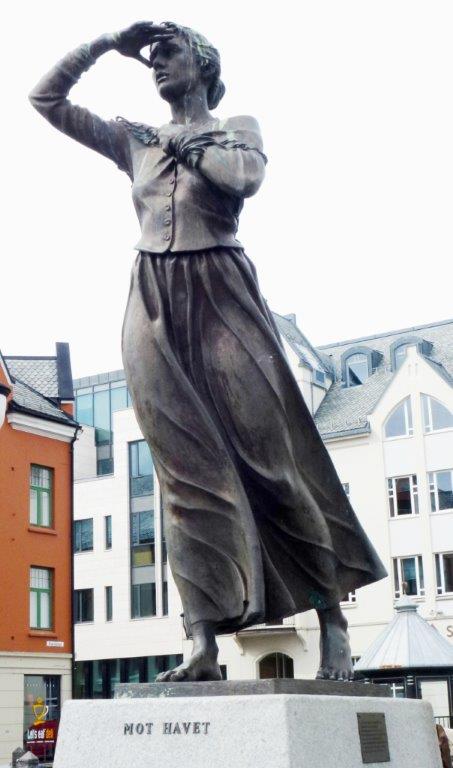 1885 yılında, Ålesund ve dolaylarını perişan eden bir olayın anısına dikilen anıt. O tarihte korkunç bir fırtınada batan yedi balıkçı kayığında 33, balıkçı geride 29 dul ve 113 yetim bırakarak ölüştü. 1989 yılında balıkçı kocasını bekleyen kadın heykeli Kirsten Kokkin’in eseridir. 
